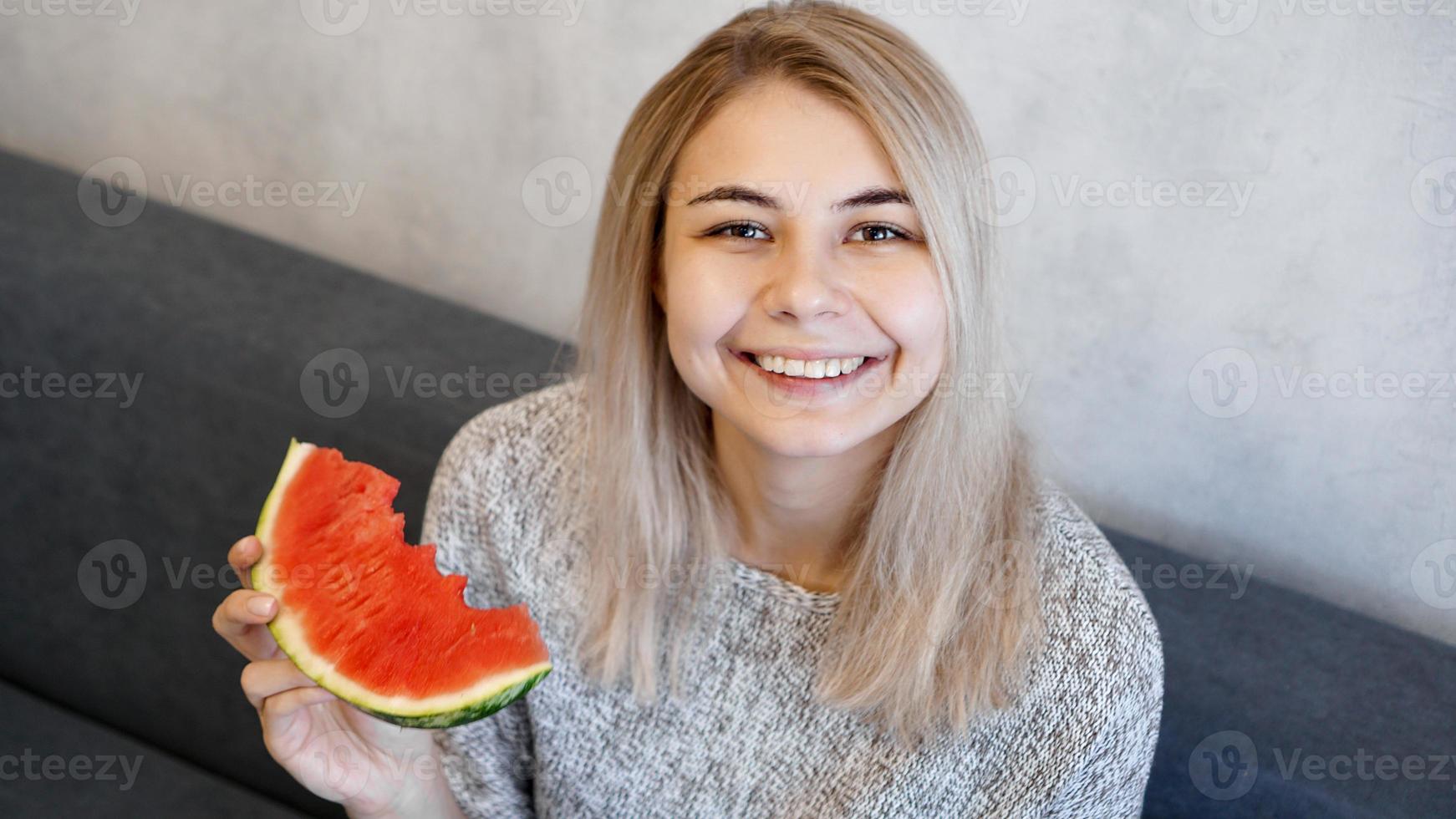 ung attraktiv kvinna som äter vattenmelon foto