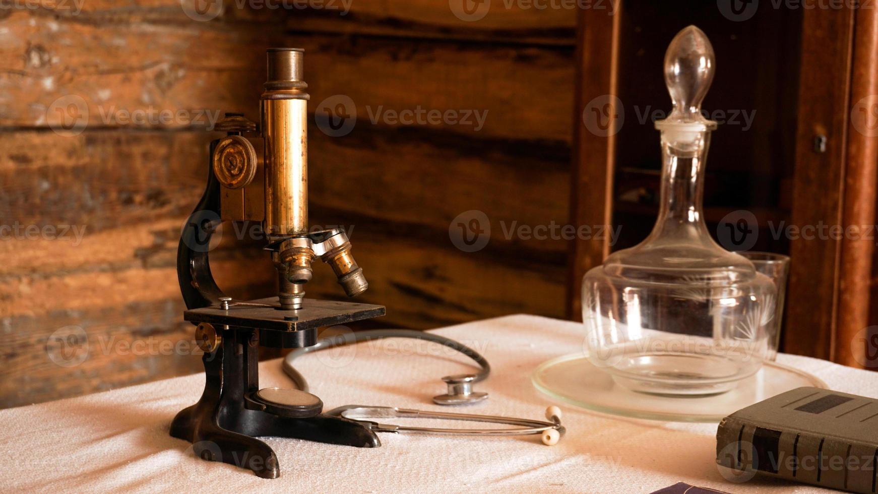 gammalt mikroskop i ett gammalt autentiskt laboratorium. foto