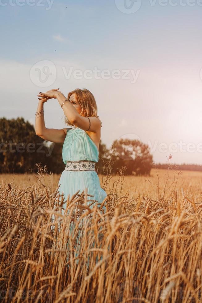 vacker ung kvinna som dansar i fältet foto