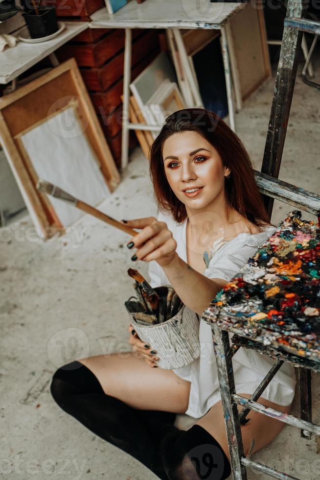 kvinnlig konstnär hand som håller pensel foto
