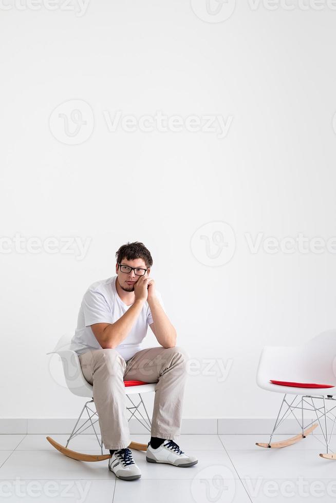 porträtt av en trött man, stressad och med huvudvärk foto