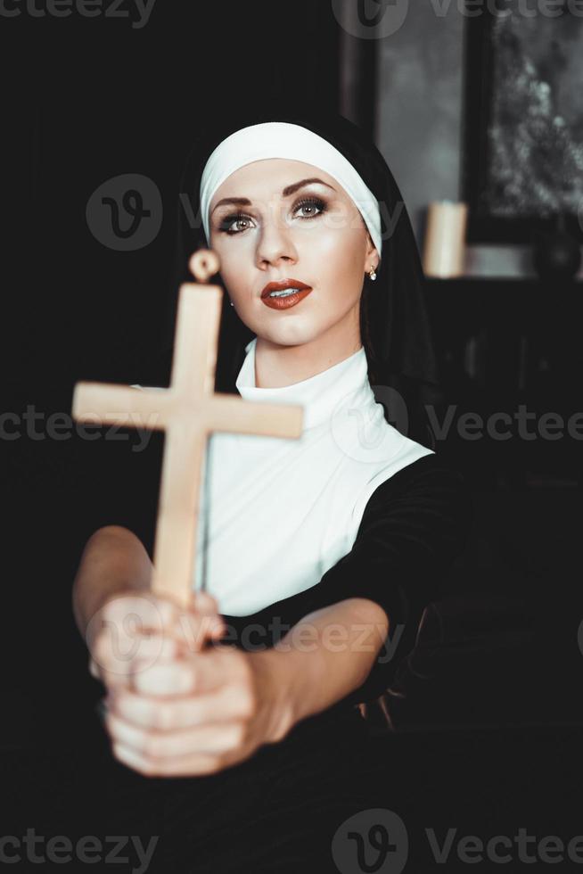 nunna som håller ett kors. begreppet religion. foto