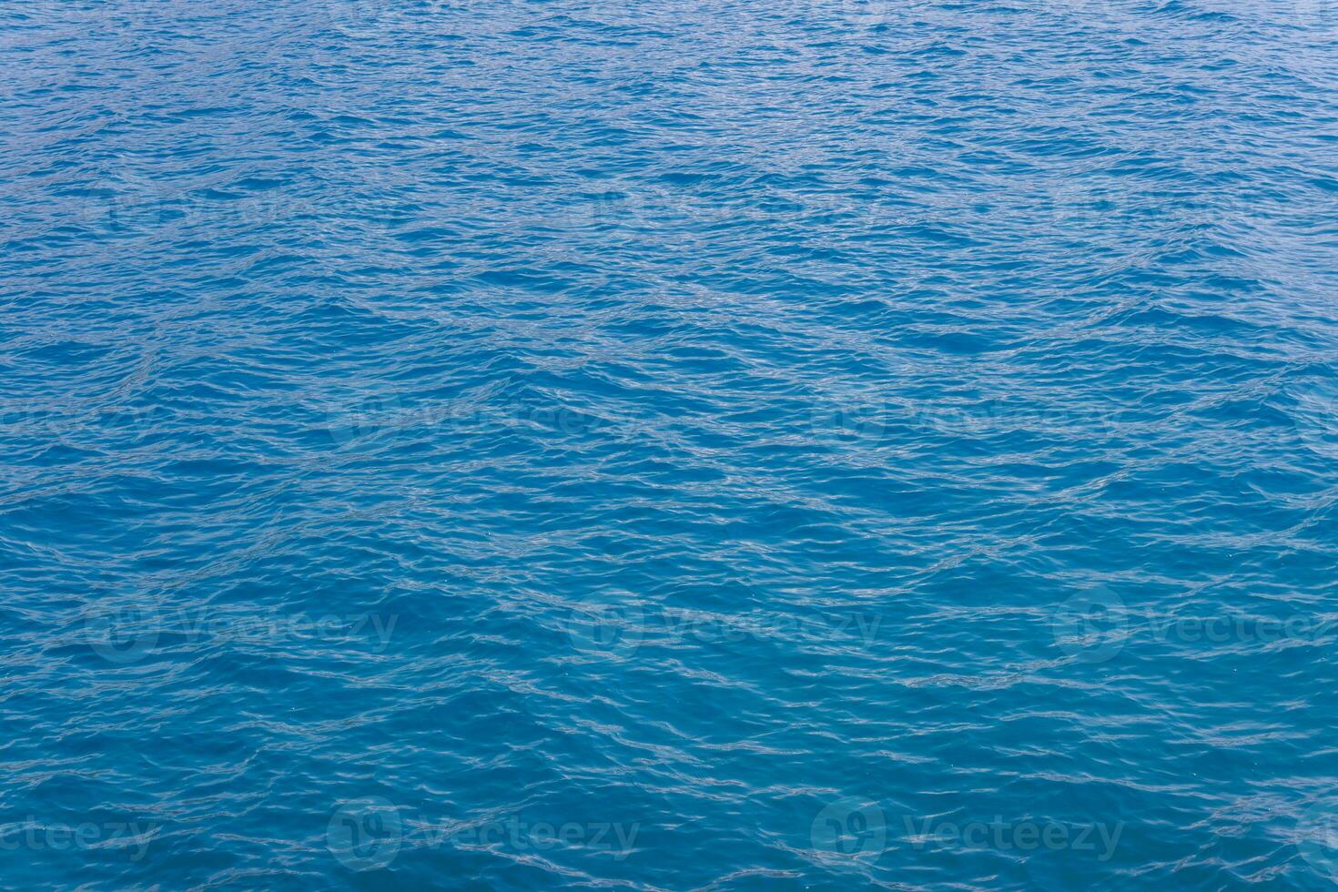 generisk gränslös hav vatten yta, endast blå vatten på dag tid med mild krusning vawes foto