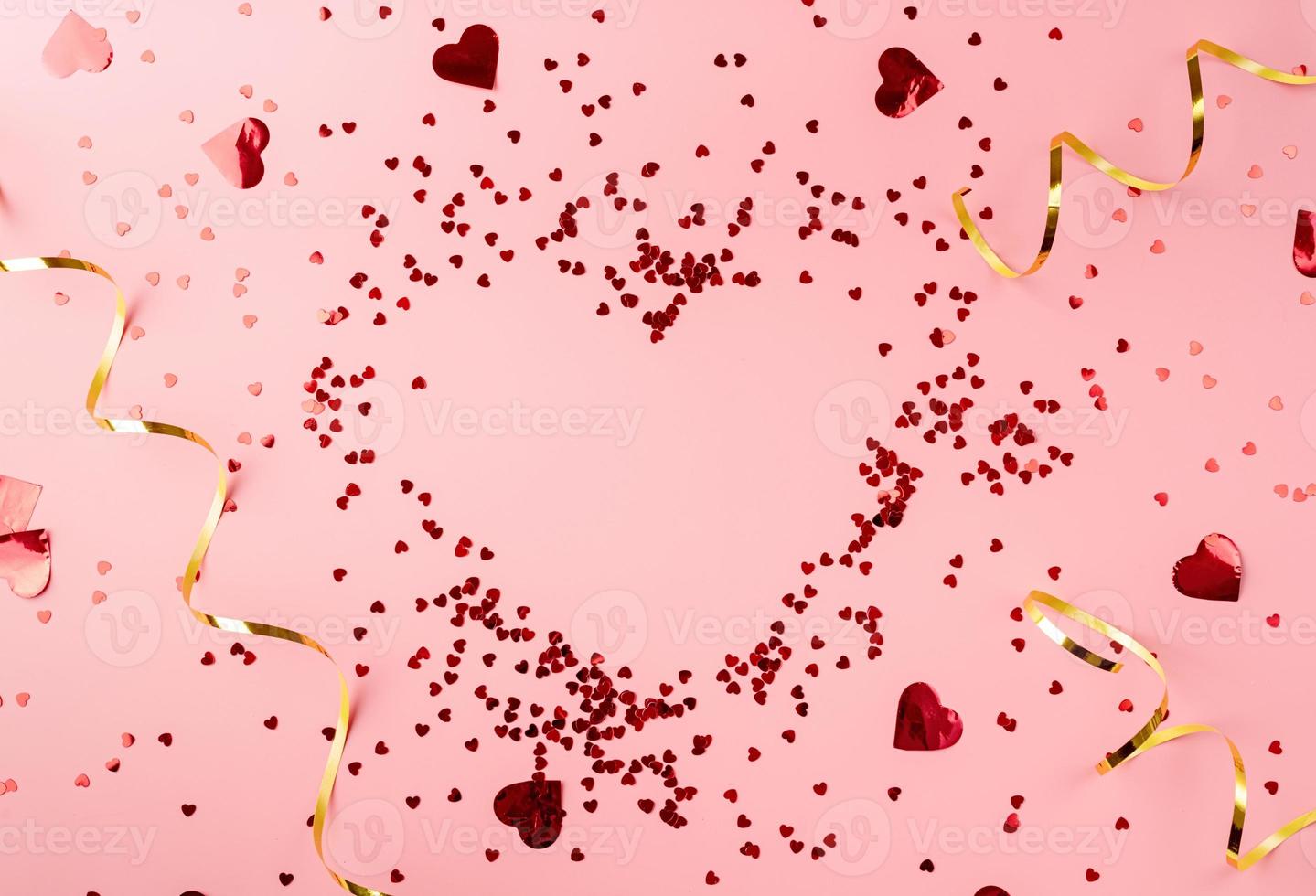 röd hjärta form konfetti hjärta ovanifrån platt låg på rosa bakgrund foto