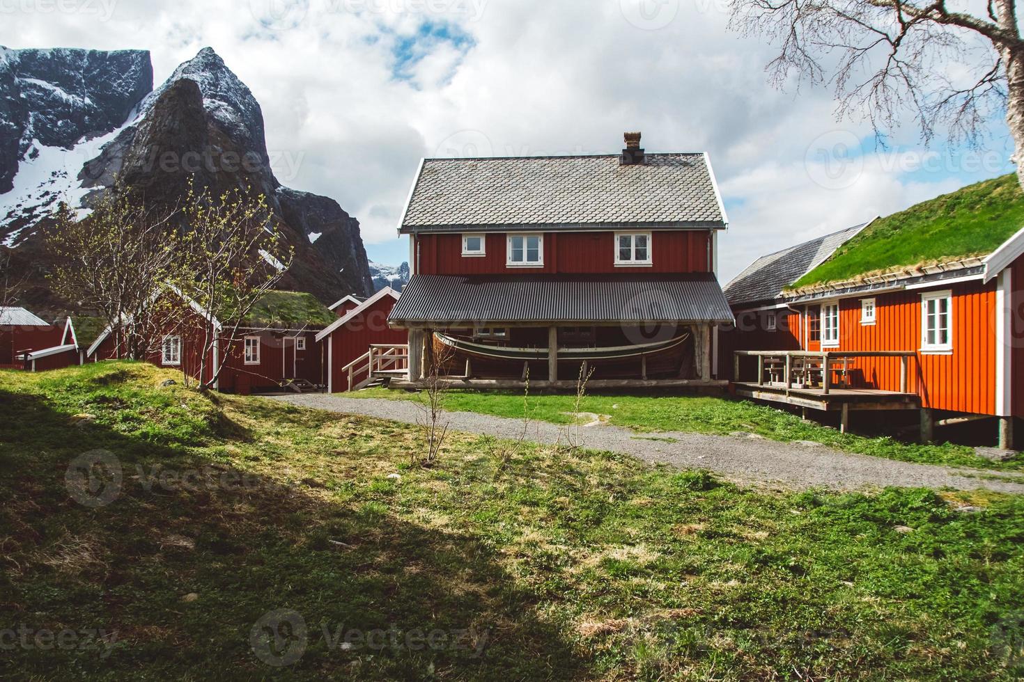 röda fiskarhus vid berg foto