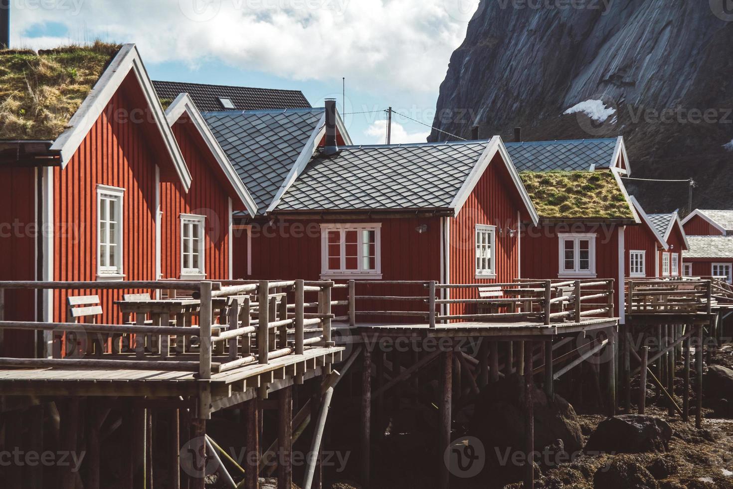 röda fiskarhus vid berg foto