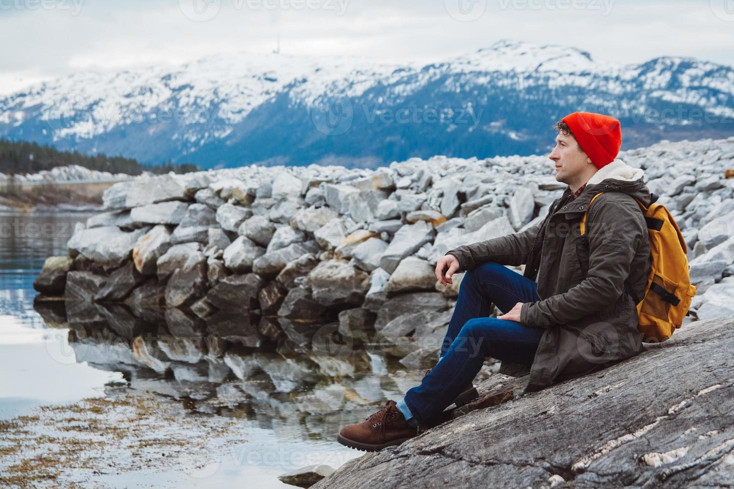 man sitter på stranden foto