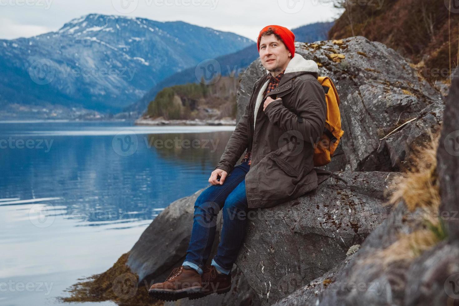 man sitter på stranden foto