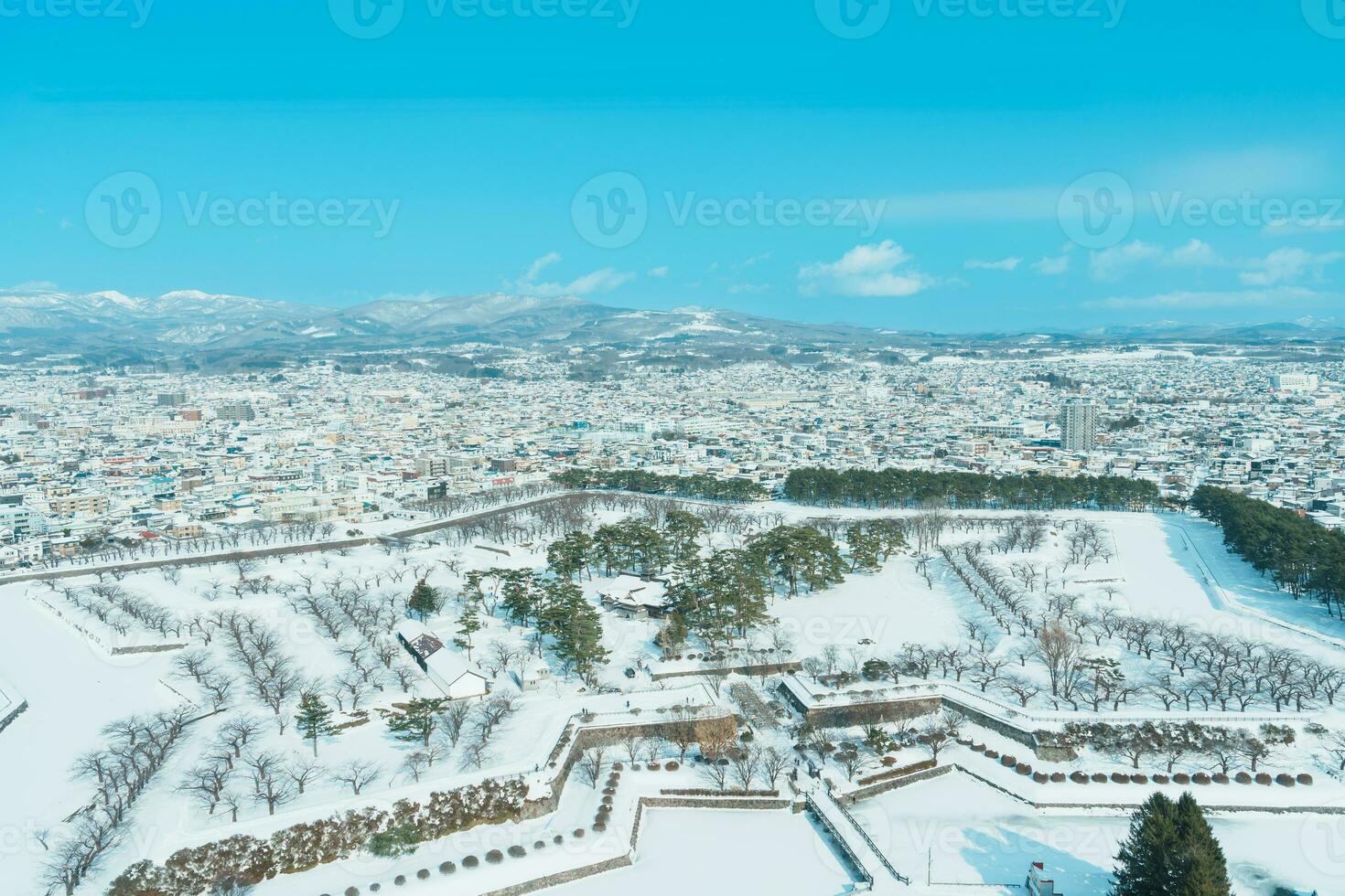 skön landskap och stadsbild från goryokaku torn med snö i vinter- säsong. landmärke och populär för attraktioner i Hokkaido, japan.resor och semester begrepp foto