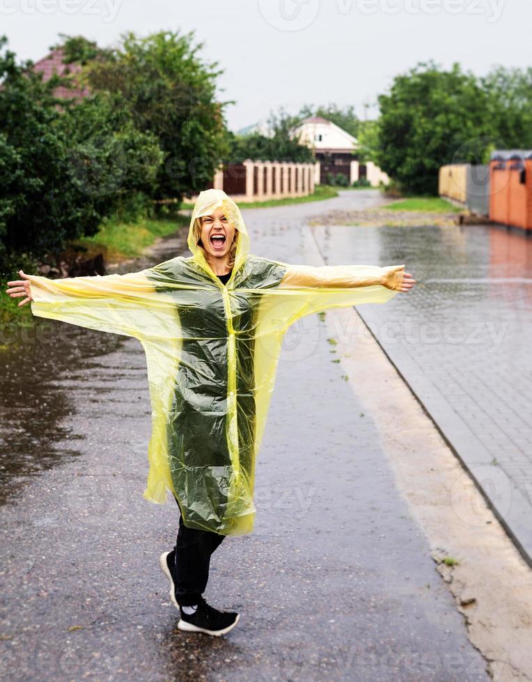 vacker glad kaukasisk kvinna som njuter av regnet foto