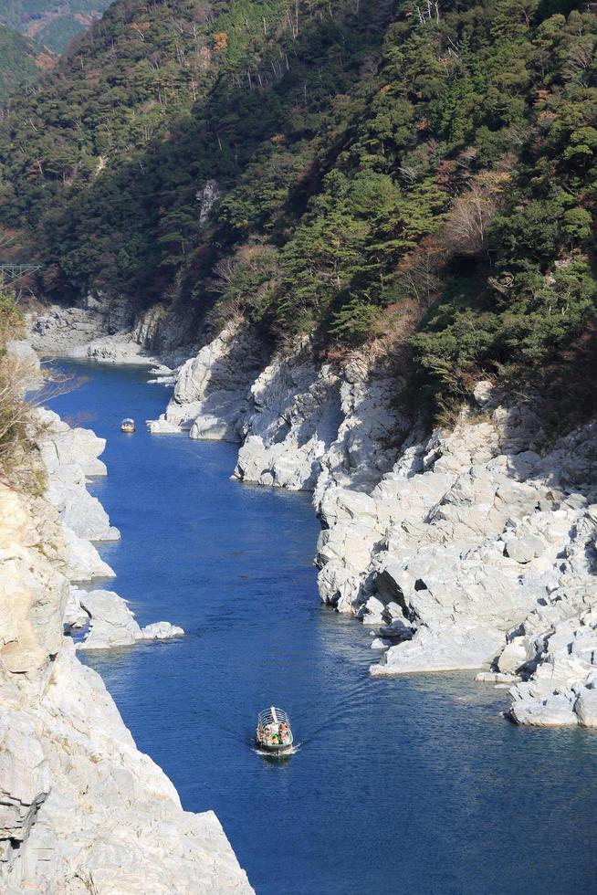 flodkryssning vid oboke och koboke i shikoku, japan foto