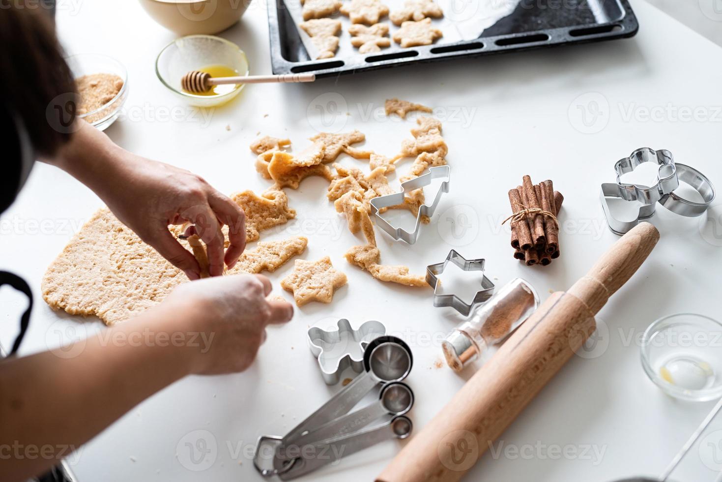 kvinna händer baka kakor i köket foto