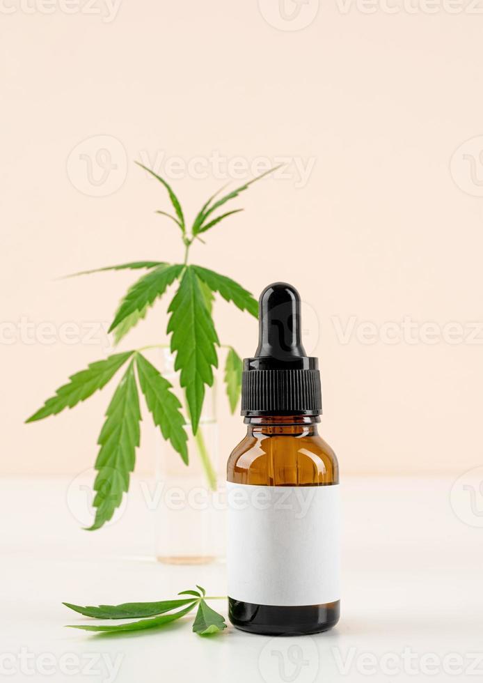 cbd olja och cannabis lämnar kosmetika framifrån på orange bakgrund foto