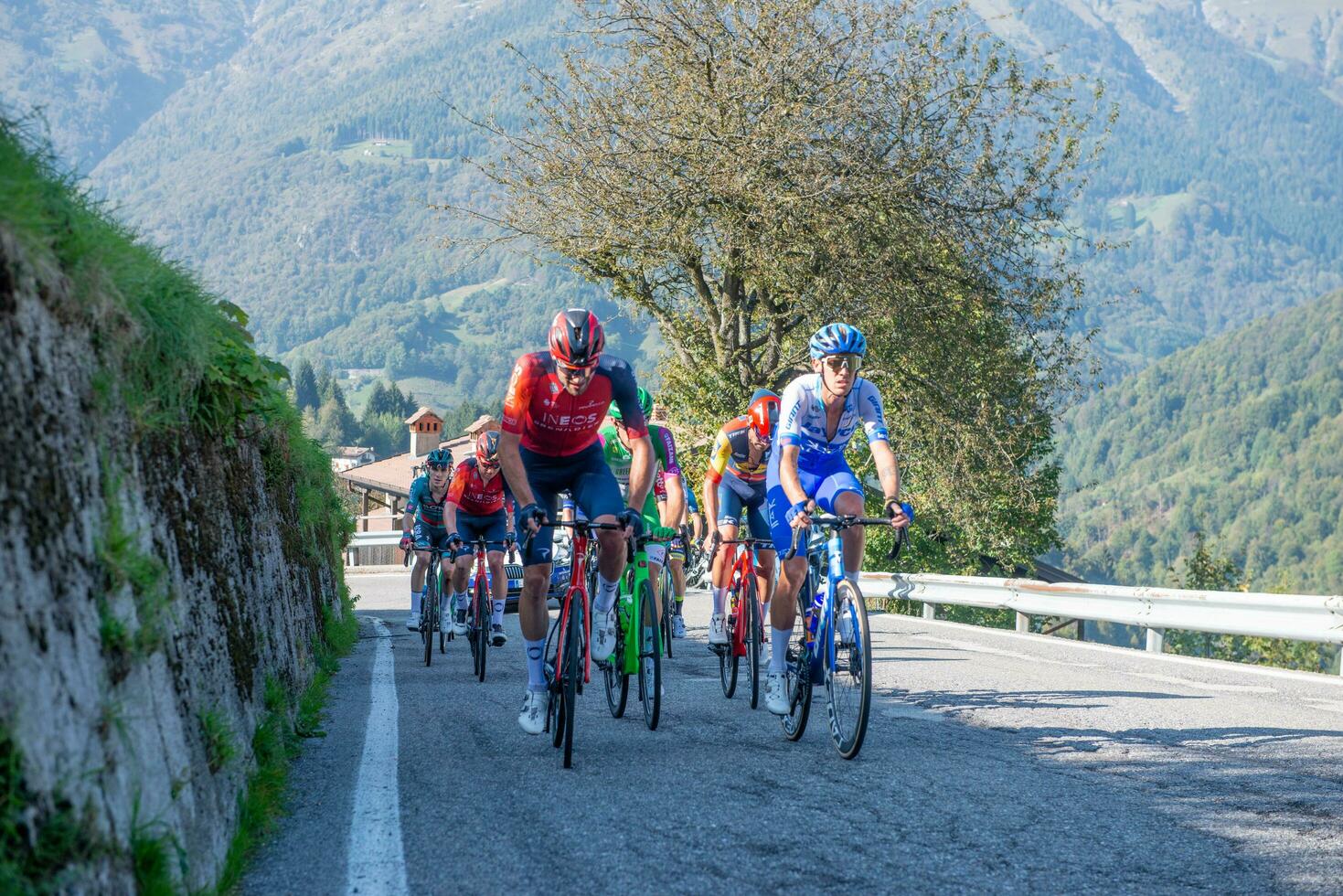 bergamo Italien 2023 bankgiro di lombardia cyklister klättrande de klättra av de zambla kulle foto
