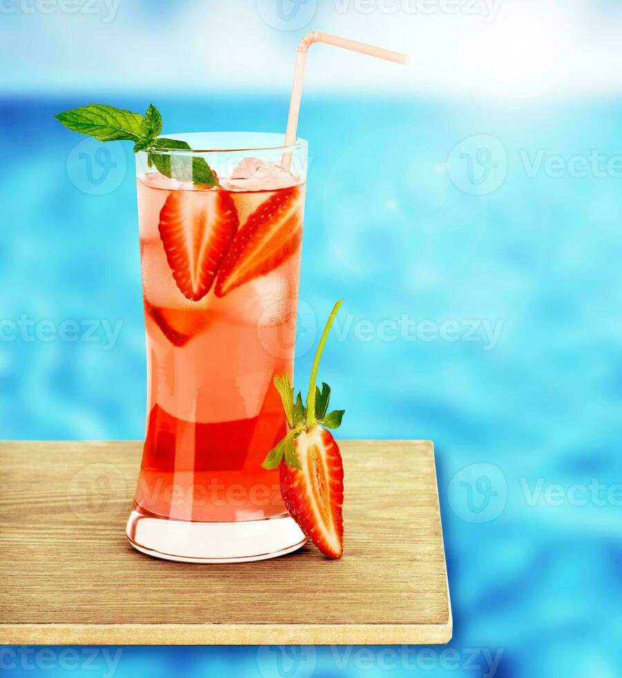 jordgubb juice på de poolen foto