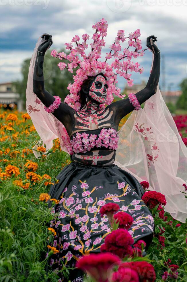 härlig elegans i de hjärta av kolula cempasuchil fält en fascinerande dag av de död- fotografering, terar en fantastisk kvinna förvandlas in i en Catrina, betalande till de tradition av dö de muertos foto