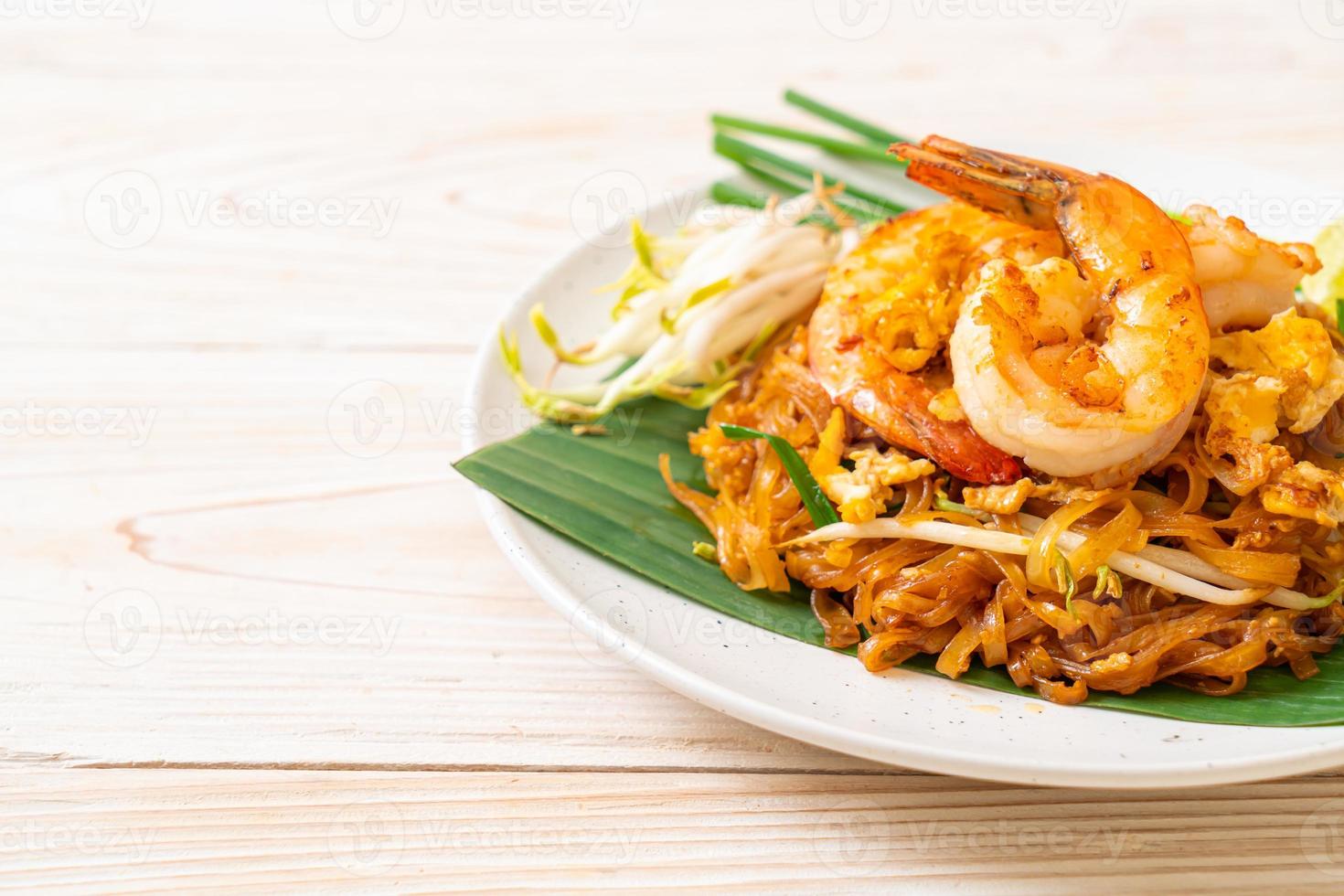 pad thai - stekt risnudlar foto