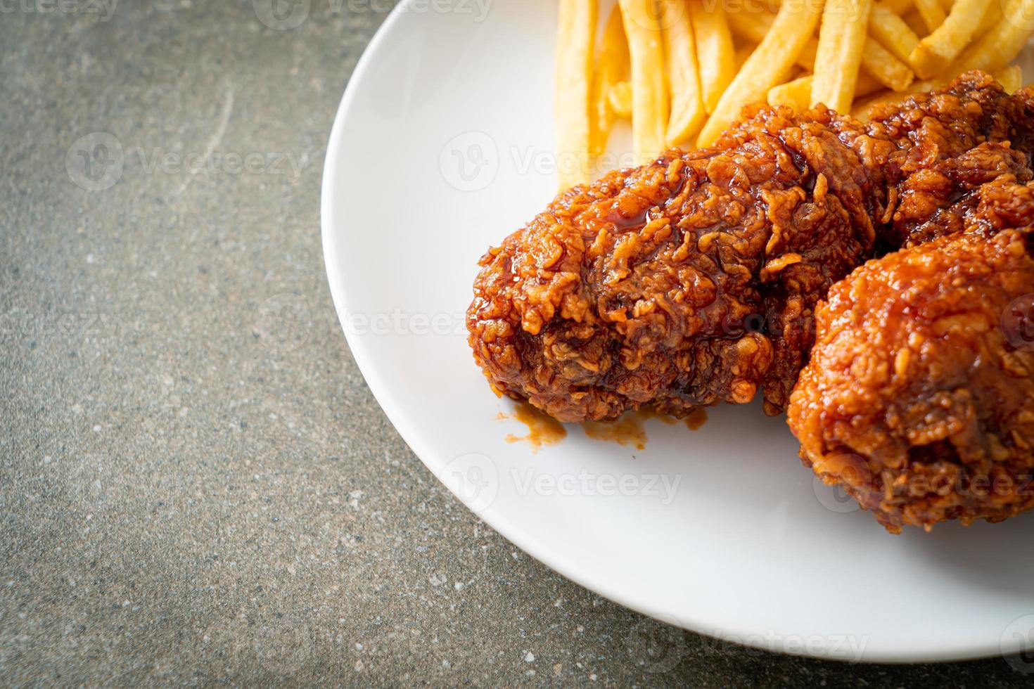 kryddig koreansk stekt kyckling med pommes frites foto