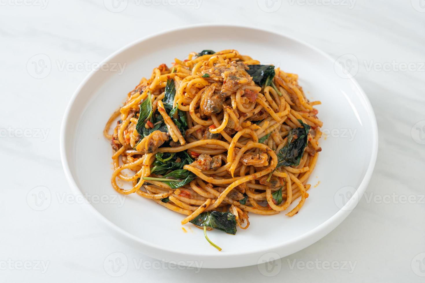 rör stekt spaghetti med musslor och chilipasta foto