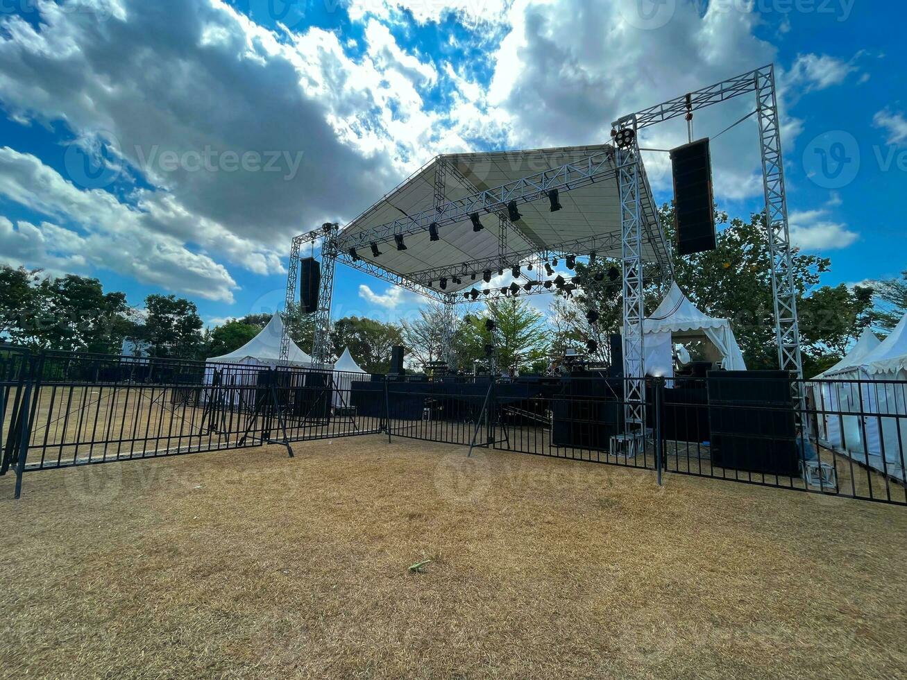 konsert skede. tömma konsert skede på ett utomhus- konsert utan publik, artister. konsert skede på fält foto