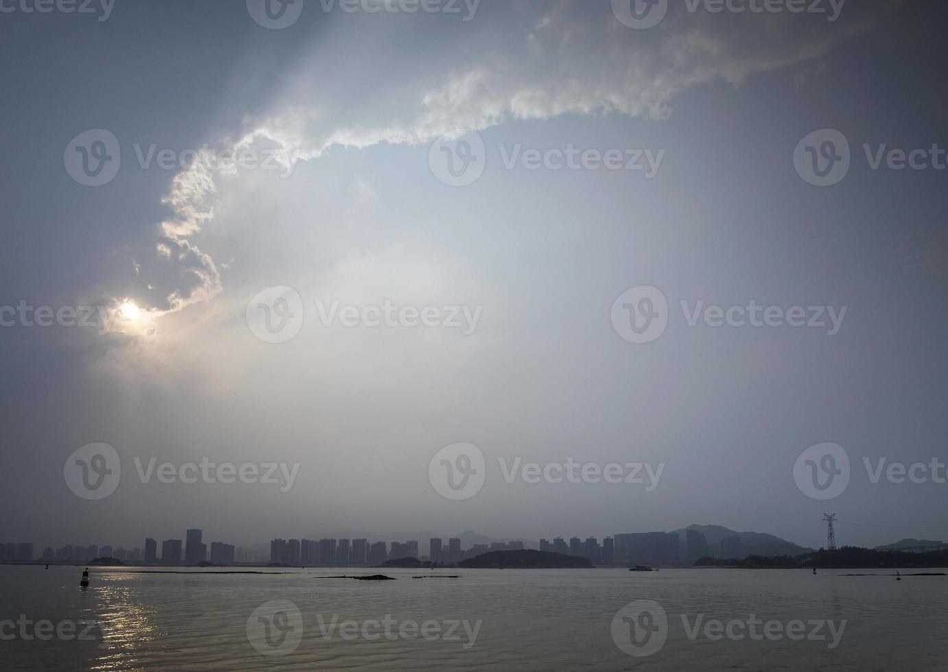 flodutsikt och silhuett i xiamen city Kina vid solnedgången foto