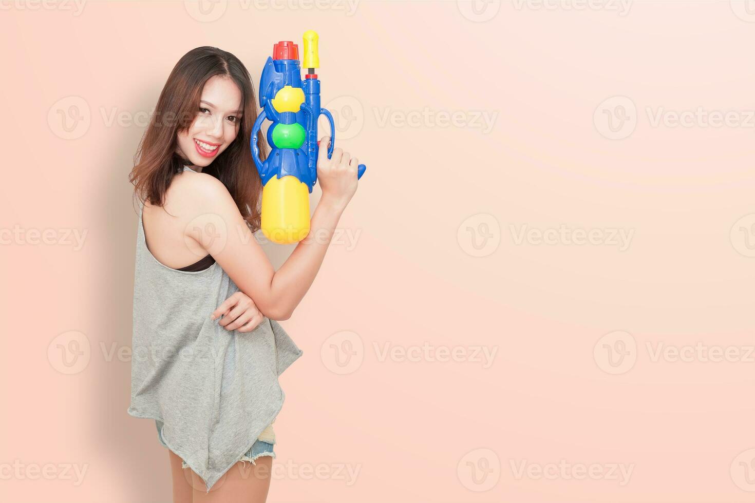 flicka innehav en vatten pistol foto