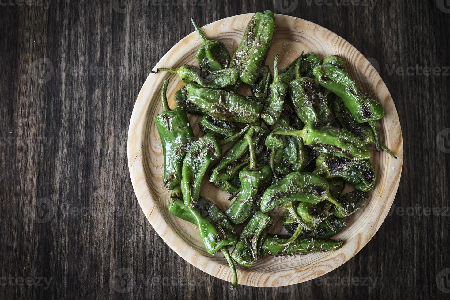 pimientos padron grillad grön paprika spanska enkla tapas mellanmål foto