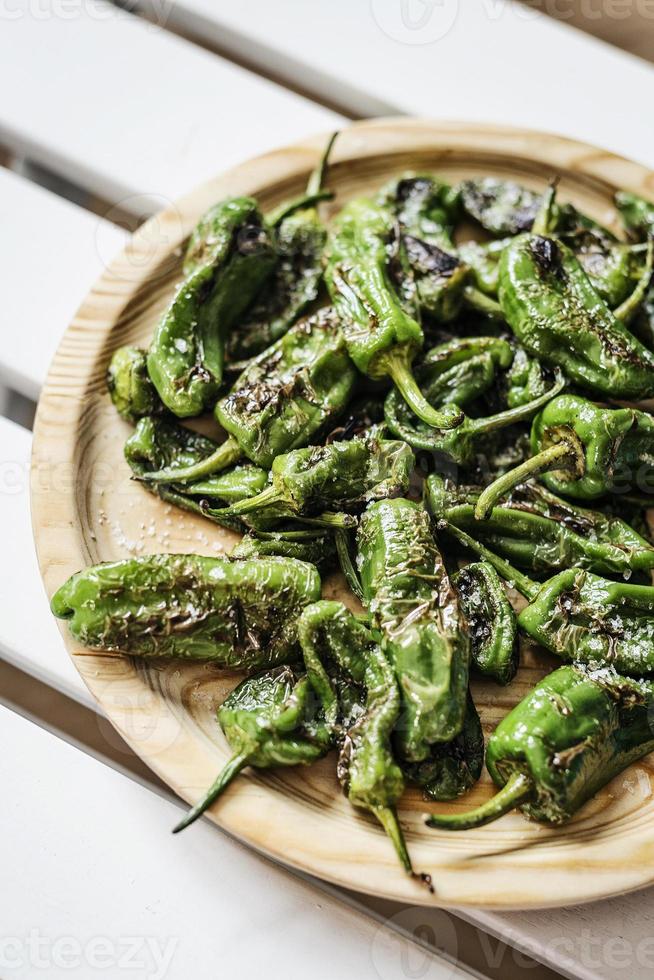 pimientos padron grillad grön paprika spanska enkla tapas mellanmål foto