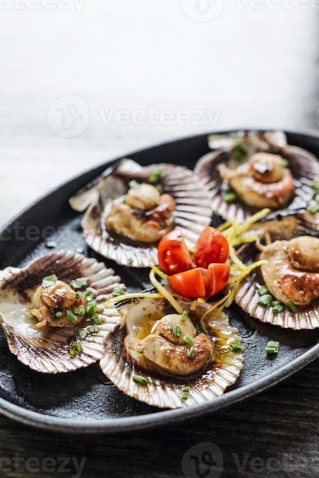 färsk ångad gourmet-kammussla med asiatiskt sötsyrligt skaldjurssås mellanmål foto