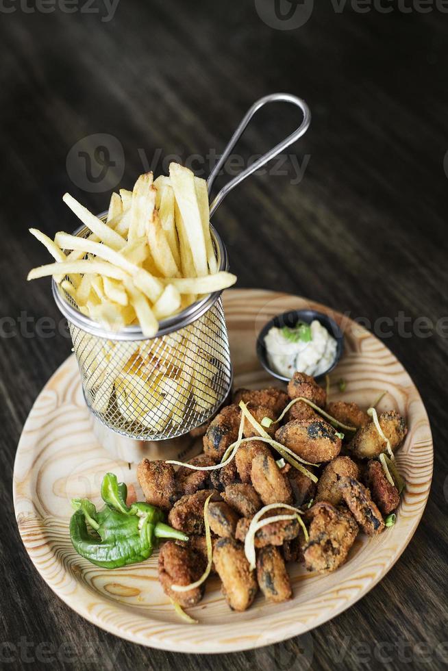 gourmet portugisisk stekt bläckfisk calamari stil skaldjur uppsättning måltid med pommes frites foto