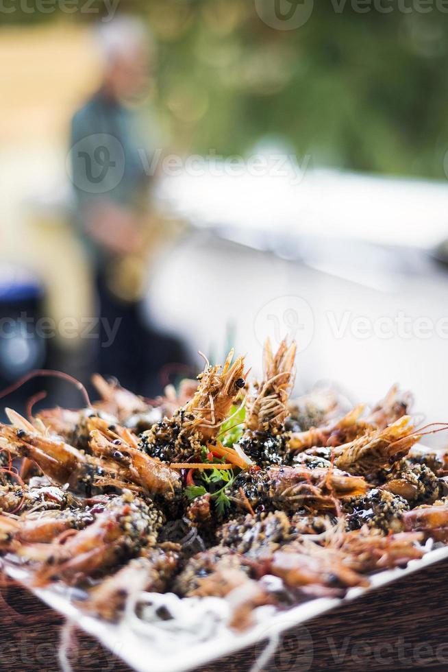 gourmet kambodjanska kampot peppar sås räkor i modern utomhus bar foto