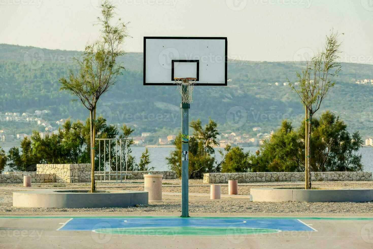 ett tömma basketboll domstol med en grön måla foto