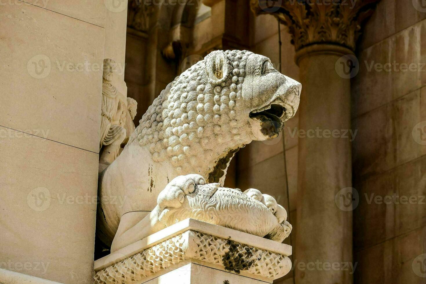 en lejon staty är på de sida av en byggnad foto
