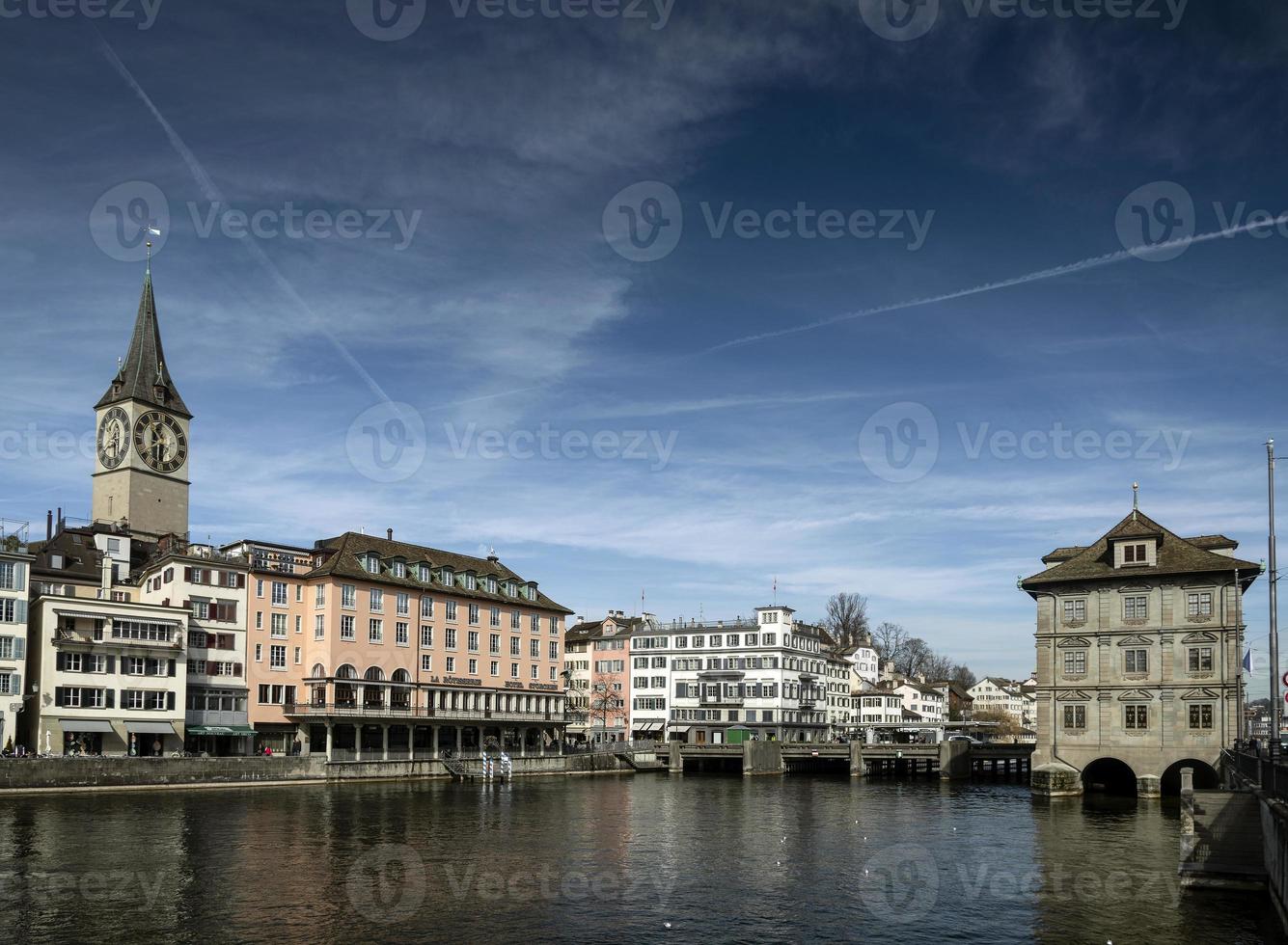 centrala Zürichs gamla stad och Limmatfloden landmärkesvy i Schweiz foto