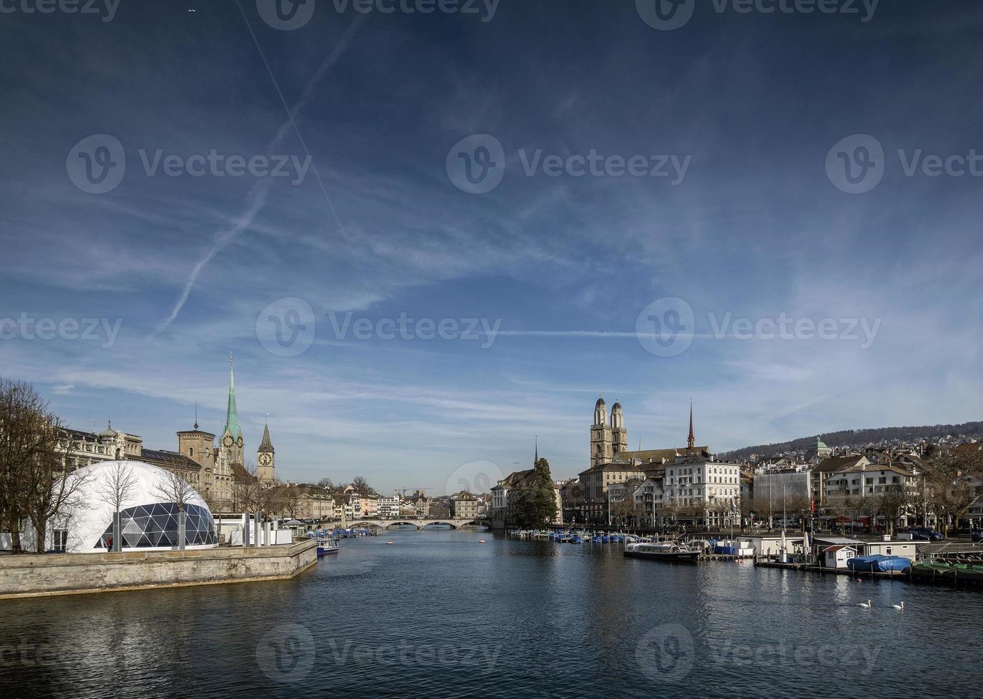 centrala Zürichs gamla stad och Limmatfloden landmärkesvy i Schweiz foto