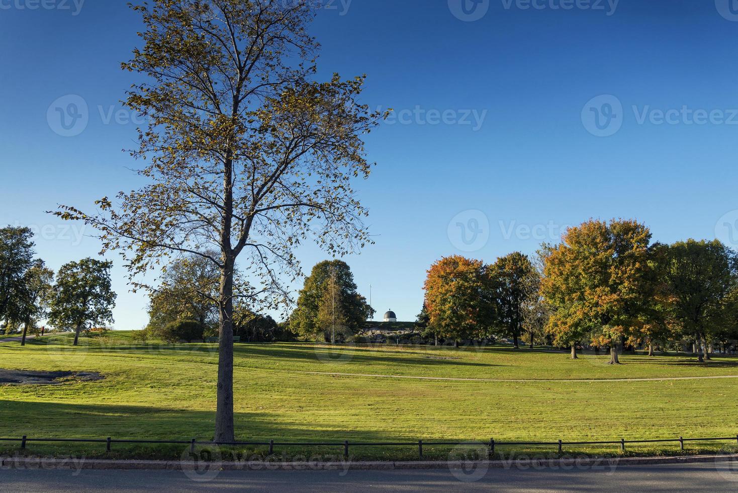 kaivopuisto city urban park i Helsingfors Finland på solig dag foto