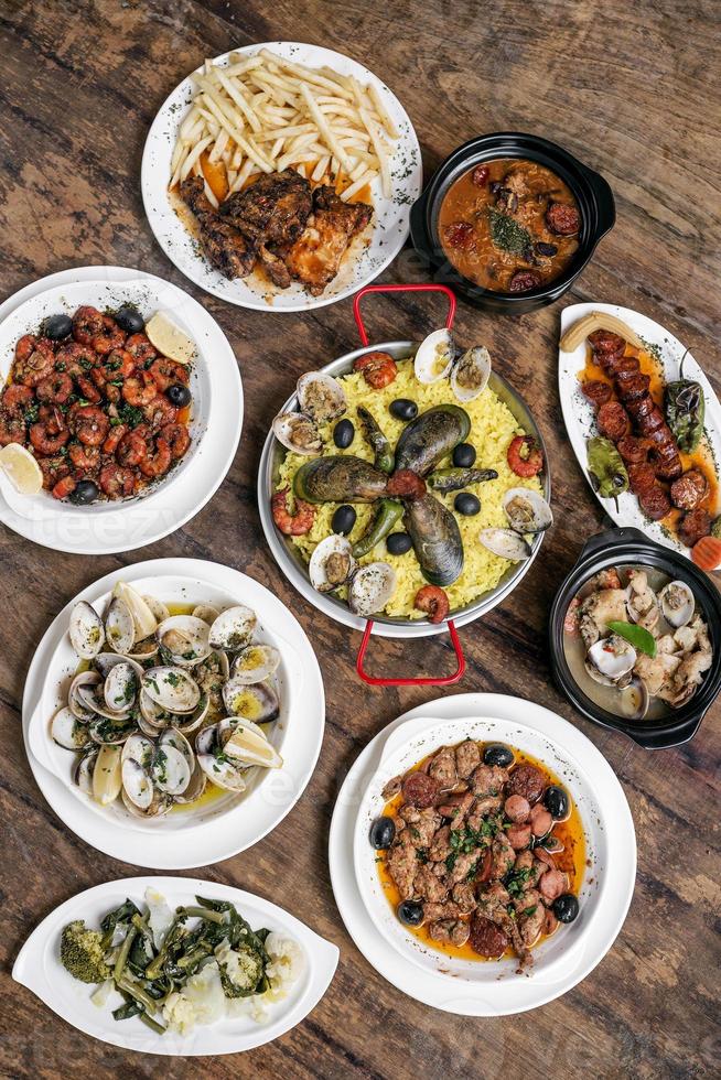 blandade portugisiska traditionella rustika tapas berömda matval på träbord foto