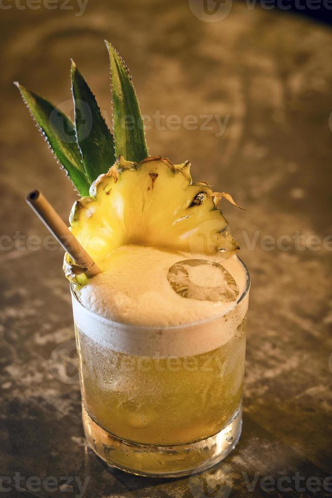 ananas mango tropisk rom fruktig cocktail drink i bar foto