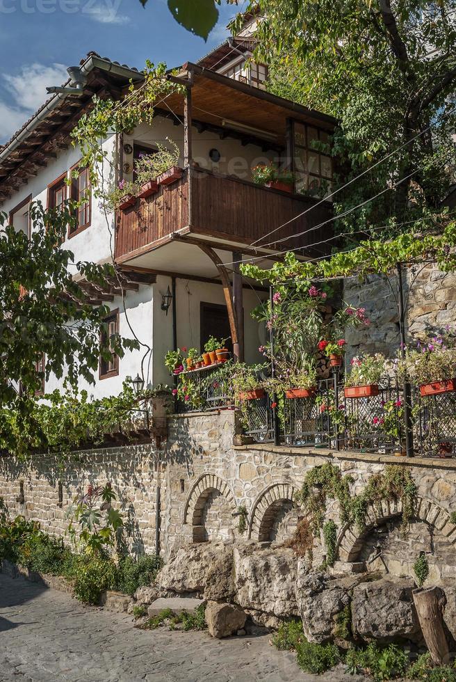 gamla stadsgatan och traditionella hus utsikt över veliko tarnovo bulgarien foto