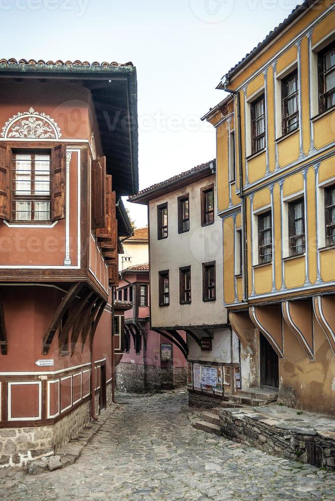 traditionella hus och kullerstensgata i gamla stan i plovdiv bulgarien foto