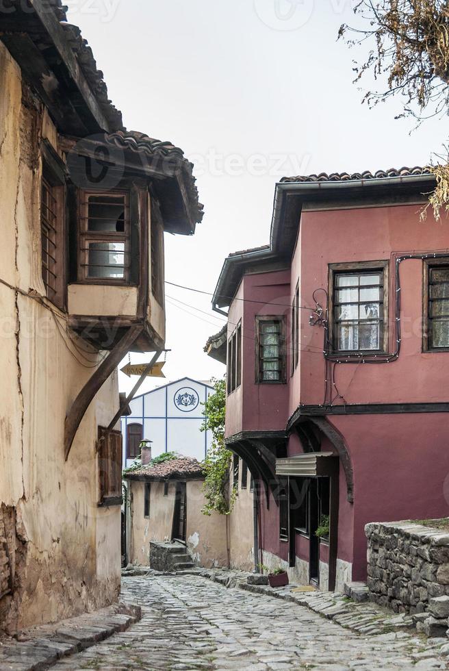 traditionella hus och kullerstensgata i gamla stan i plovdiv bulgarien foto