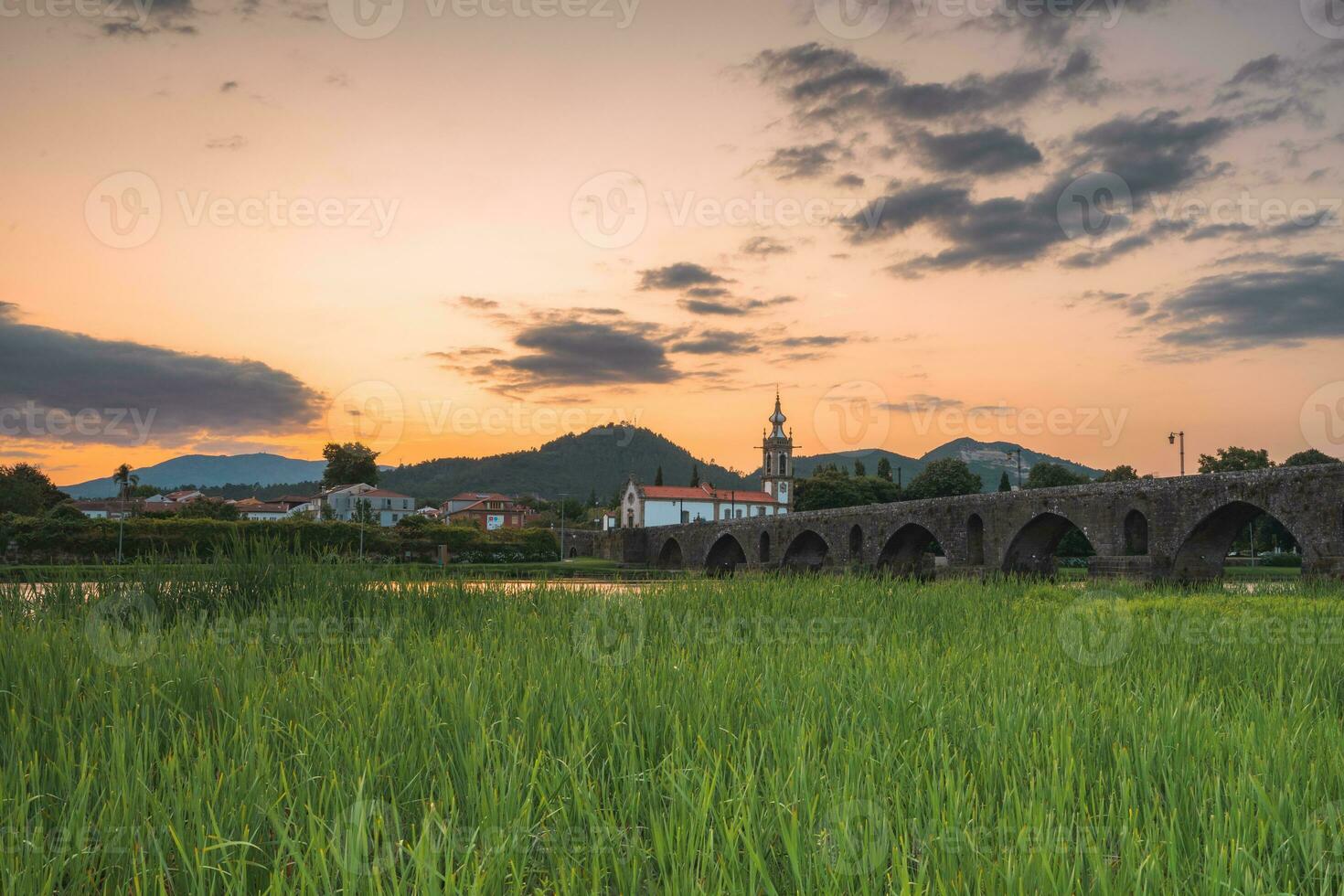 solnedgång på de medeltida bro på ponte de lima, portugal. foto