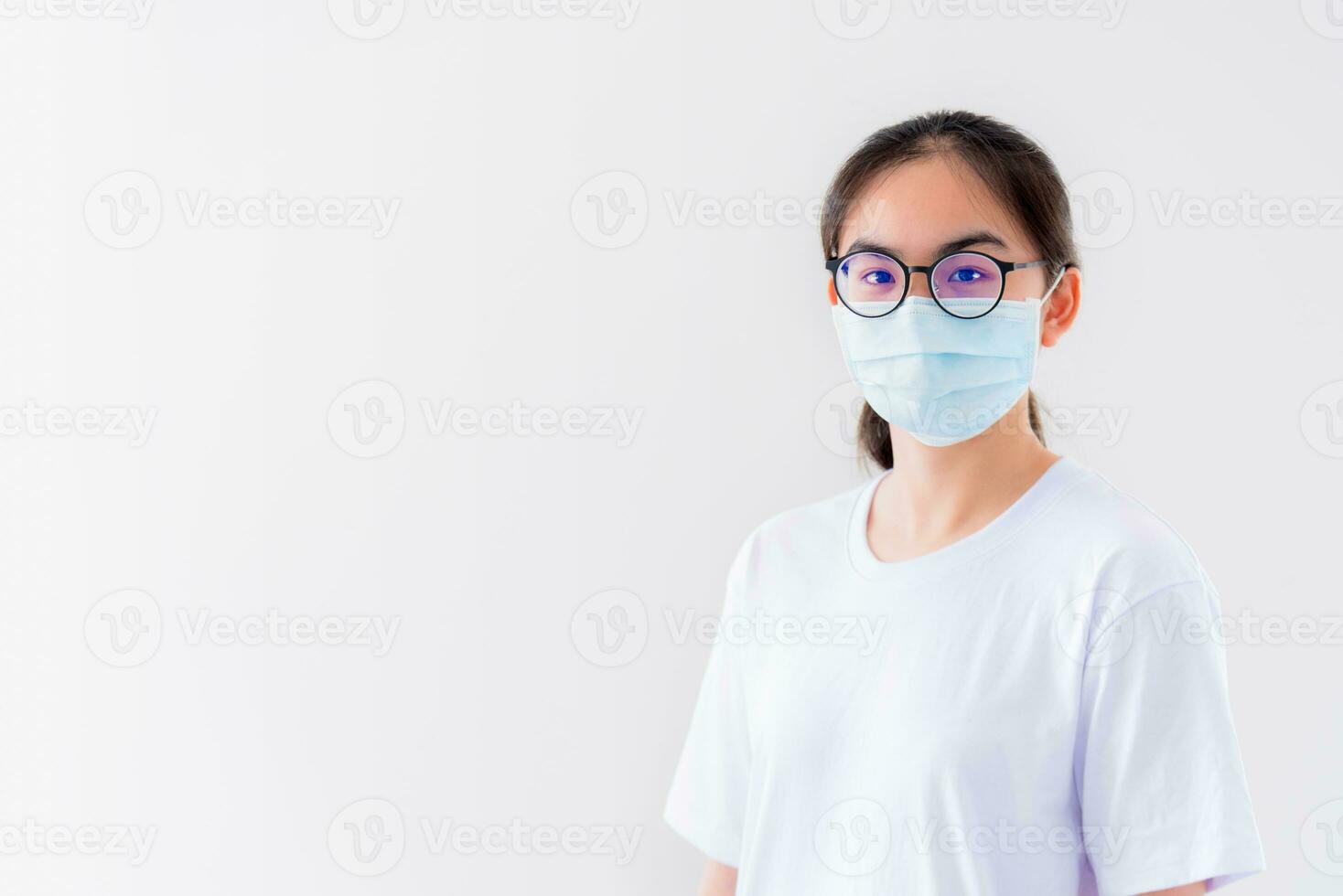 asiatisk kvinna bär mask anti virus foto