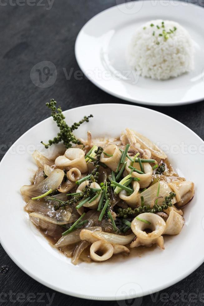 färsk bläckfisk och kampot grön paprika rör stek traditionell asiatisk kambodjansk fisk- och skaldjursmåltid foto