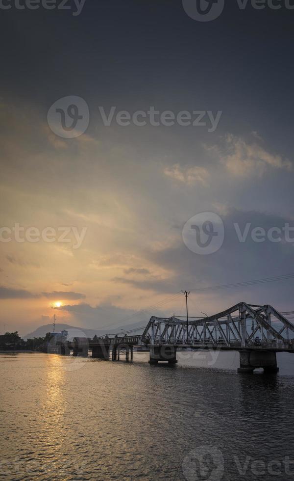 landmärke gammal bro och flod vid solnedgången i Kampot Kambodja foto