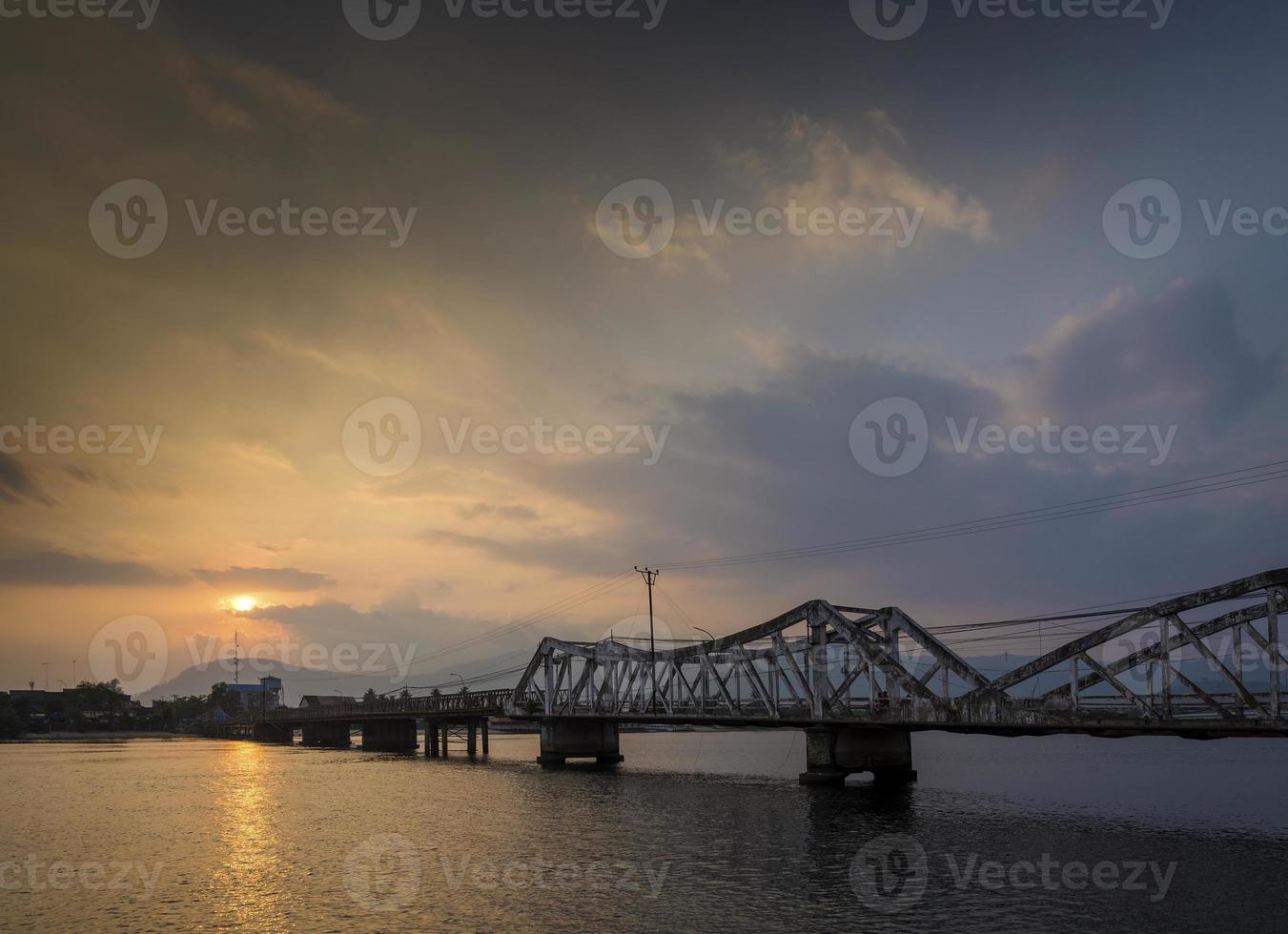 landmärke gammal bro och flod vid solnedgången i Kampot Kambodja foto