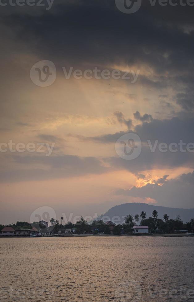 flod vid solnedgången i kampot södra kambodja foto