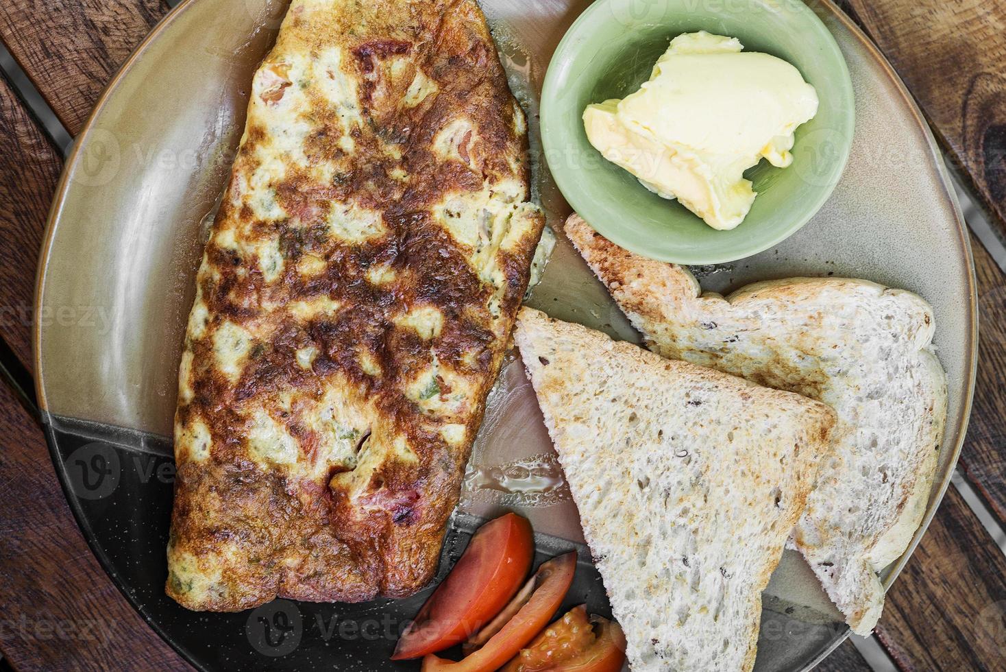 omelett med toast måltid enkel frukost uppsättning foto