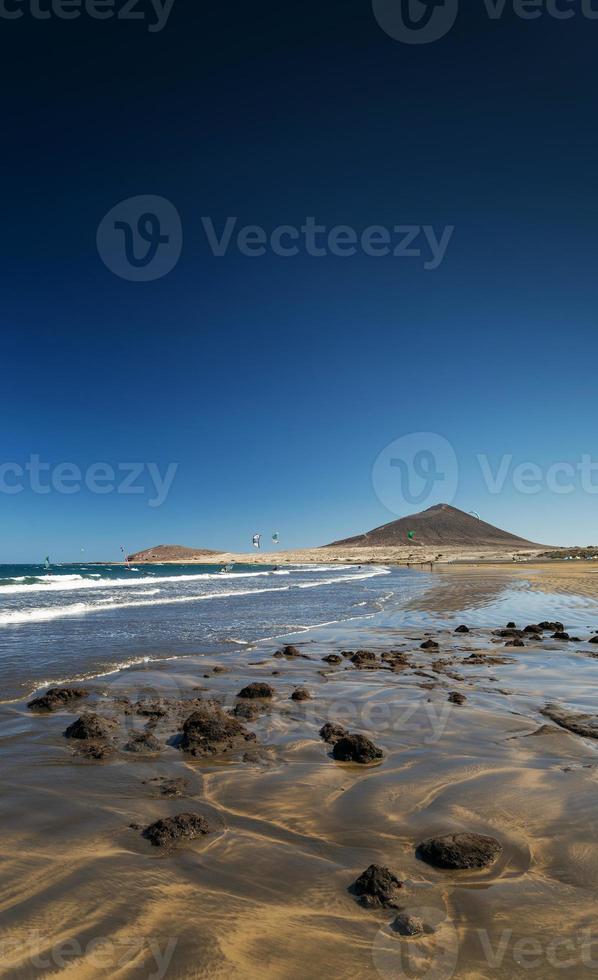 la tejita kite surfing beach och montana roja landmärke i södra Teneriffa Spanien foto