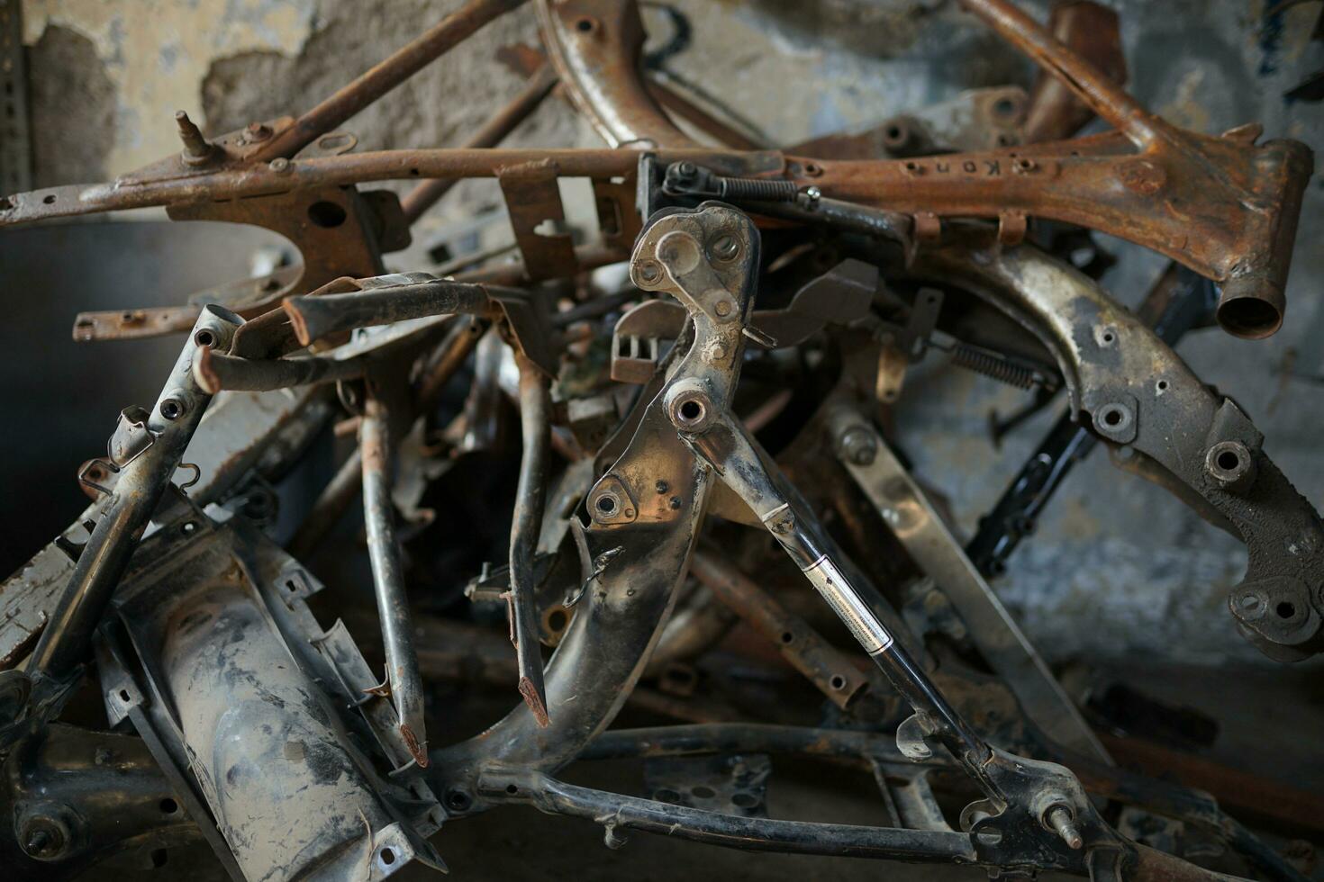traditionell marknadsföra, skrot metall motorcykel chassi och loppa varor för återförsäljning foto
